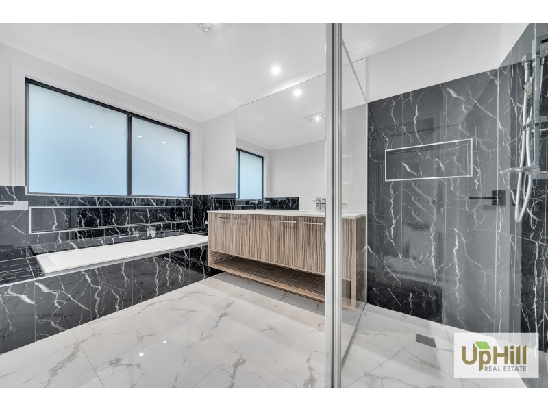 4 CARDEX ROAD, Clyde North VIC 3978