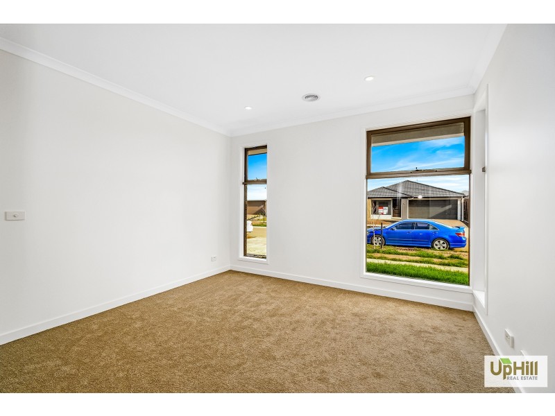37 Khan Blvd, Clyde North VIC 3978