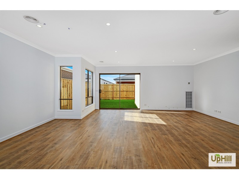 37 Khan Blvd, Clyde North VIC 3978