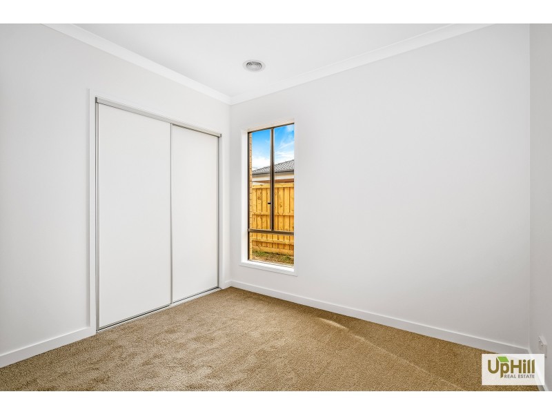 37 Khan Blvd, Clyde North VIC 3978