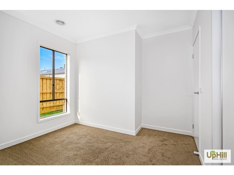 37 Khan Blvd, Clyde North VIC 3978