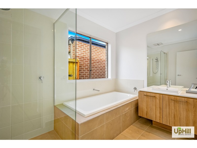 37 Khan Blvd, Clyde North VIC 3978