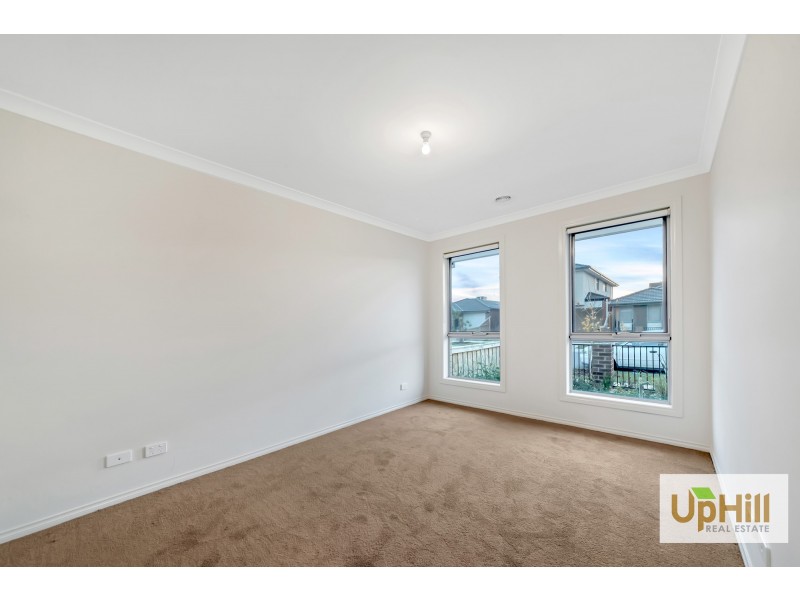 8 MAYWOOD STREET, Pakenham VIC 3810