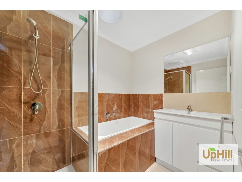 8 MAYWOOD STREET, Pakenham VIC 3810