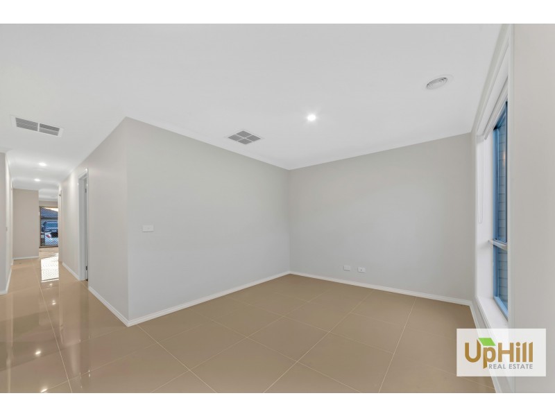 8 MAYWOOD STREET, Pakenham VIC 3810