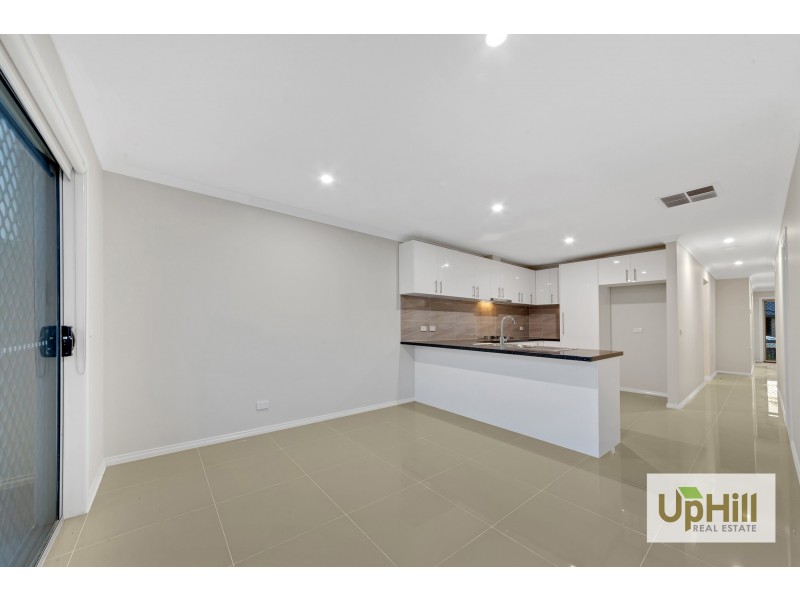 8 MAYWOOD STREET, Pakenham VIC 3810