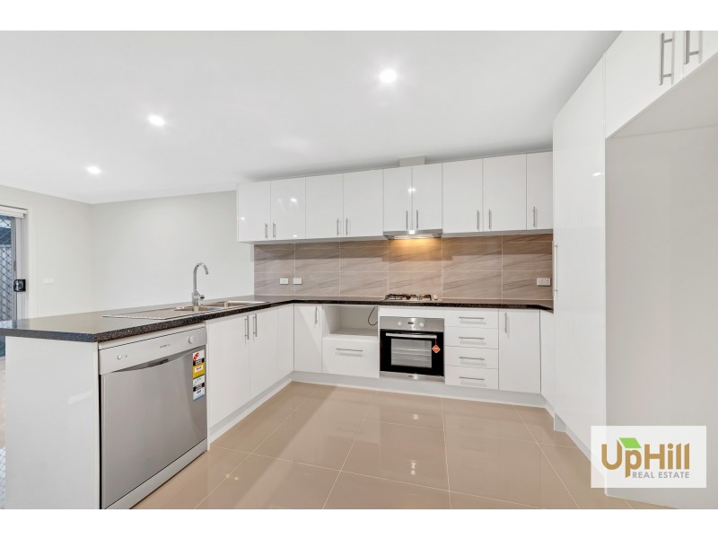 8 MAYWOOD STREET, Pakenham VIC 3810