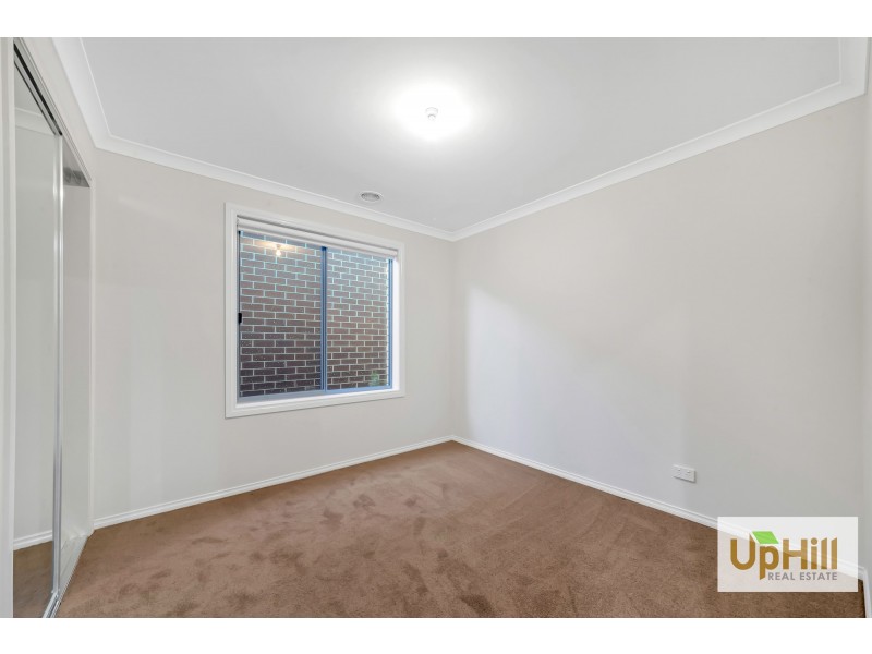 8 MAYWOOD STREET, Pakenham VIC 3810