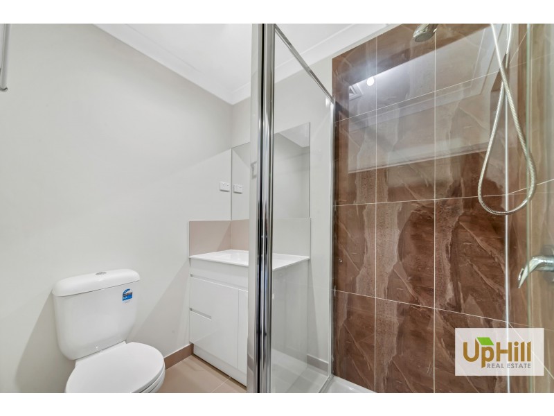 8 MAYWOOD STREET, Pakenham VIC 3810