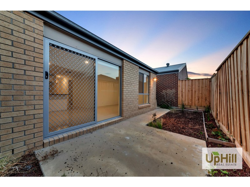 8 MAYWOOD STREET, Pakenham VIC 3810