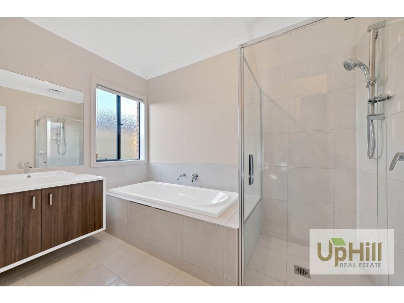 2 Maserati way, Cranbourne East VIC 3977