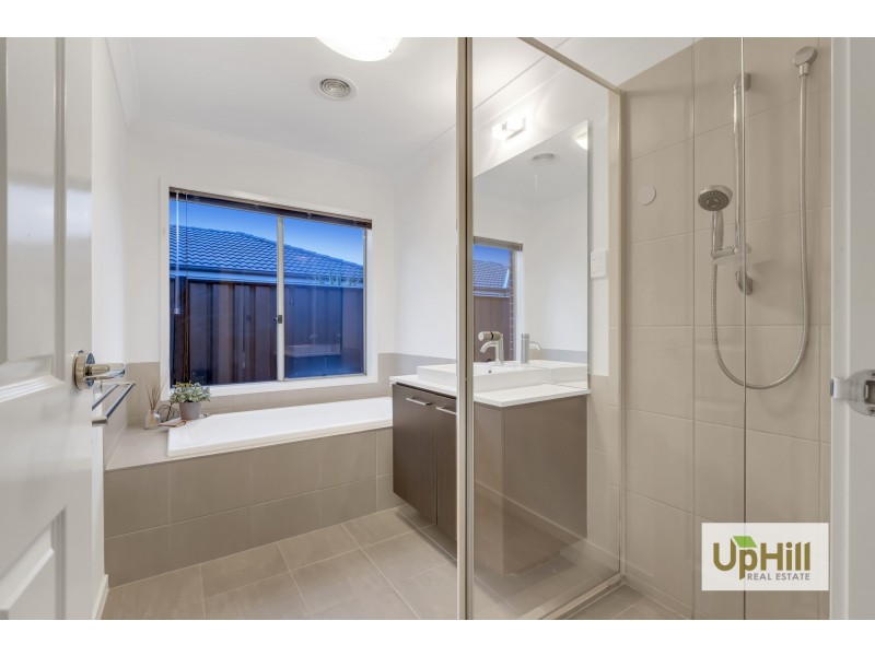 5 Dellinea Street, Cranbourne North VIC 3977