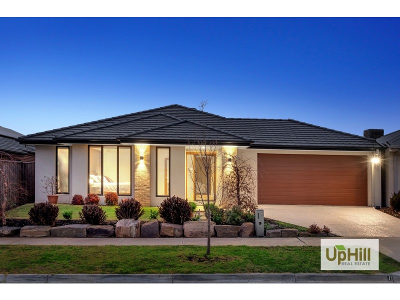 7 Strikeline Crescent, Clyde North VIC 3978