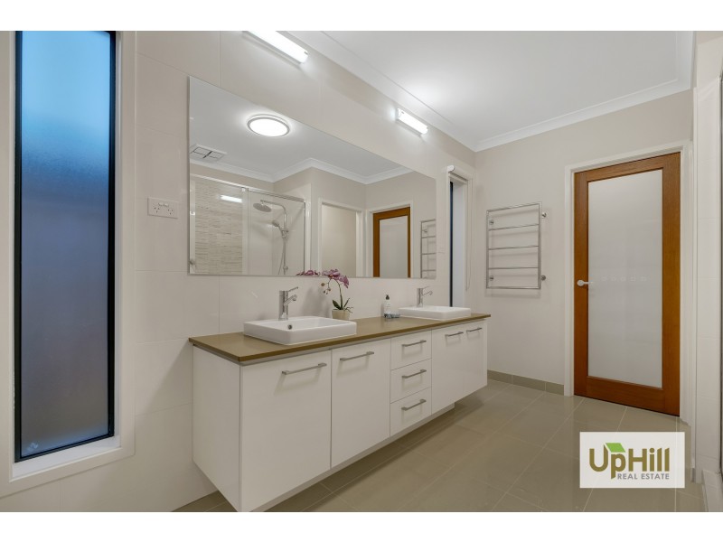 7 Strikeline Crescent, Clyde North VIC 3978