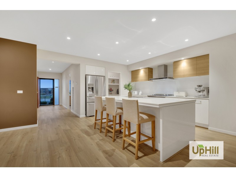 7 Strikeline Crescent, Clyde North VIC 3978