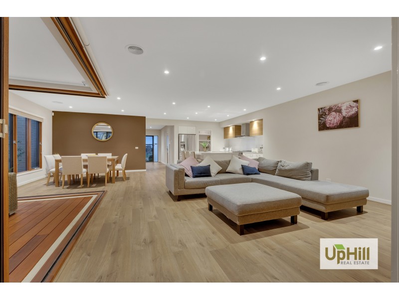 7 Strikeline Crescent, Clyde North VIC 3978