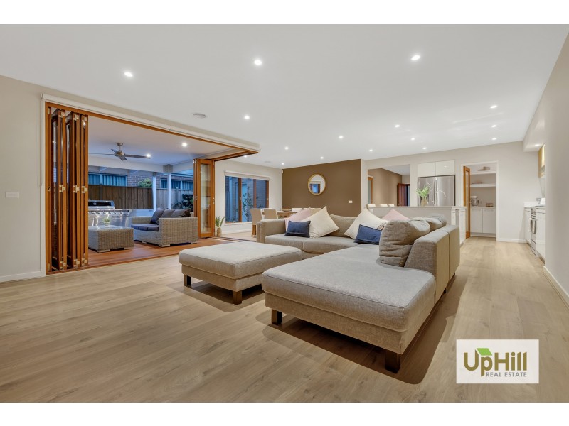 7 Strikeline Crescent, Clyde North VIC 3978