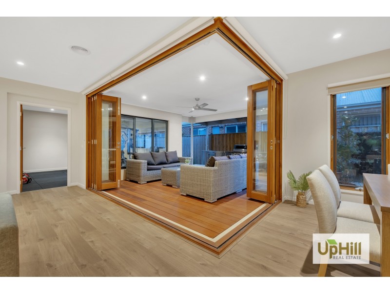 7 Strikeline Crescent, Clyde North VIC 3978