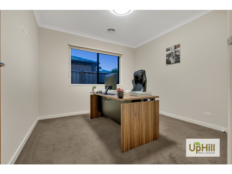 7 Strikeline Crescent, Clyde North VIC 3978