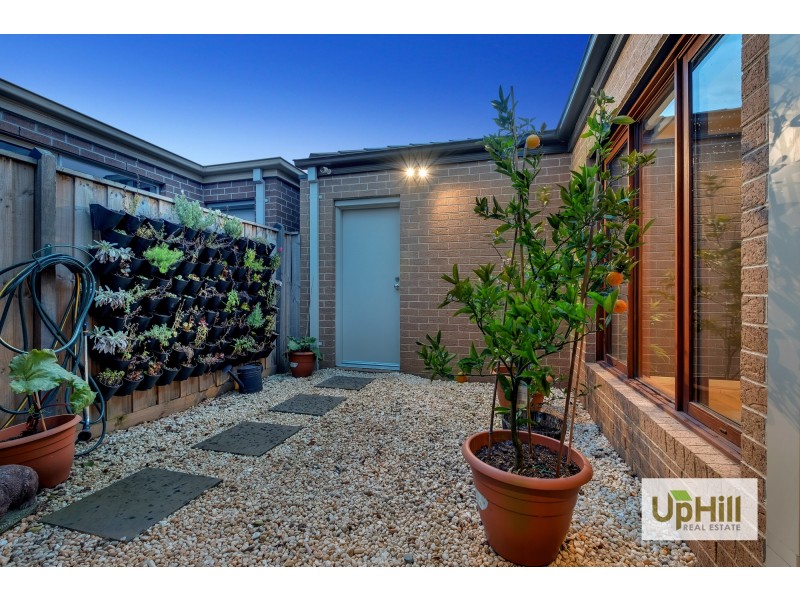 7 Strikeline Crescent, Clyde North VIC 3978