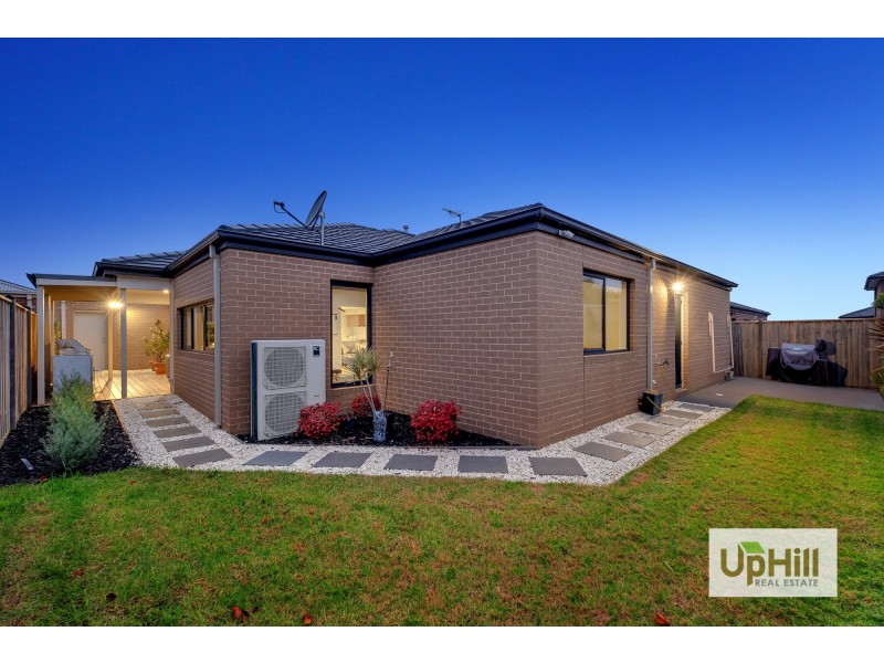 7 Strikeline Crescent, Clyde North VIC 3978