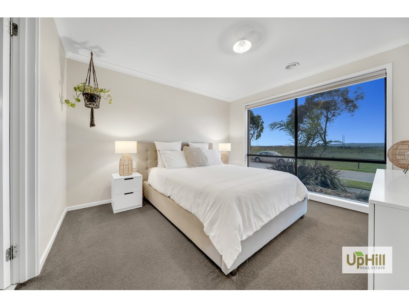 8 Loddon Place, Clyde North VIC 3978