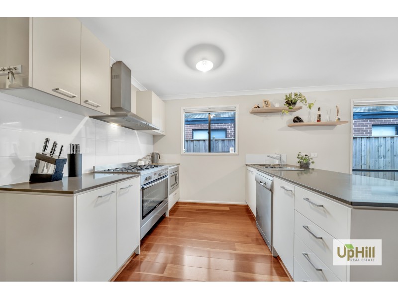 8 Loddon Place, Clyde North VIC 3978