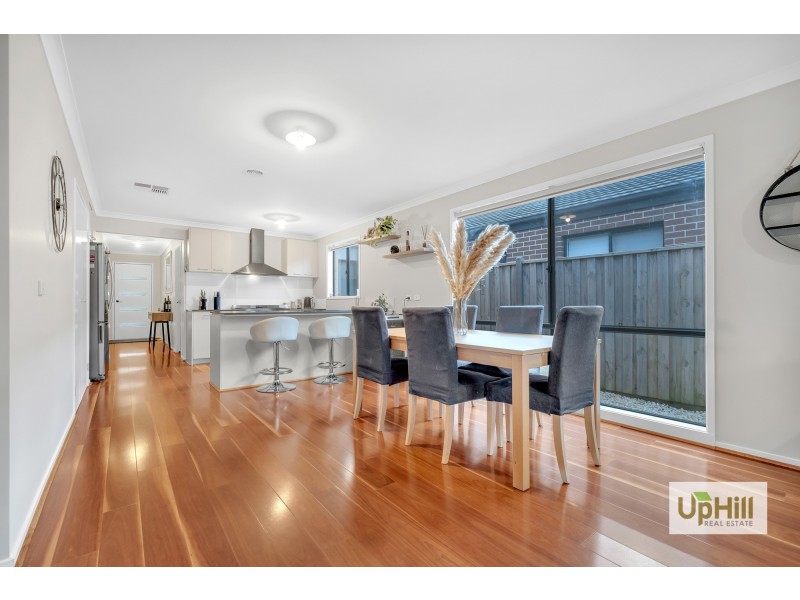 8 Loddon Place, Clyde North VIC 3978