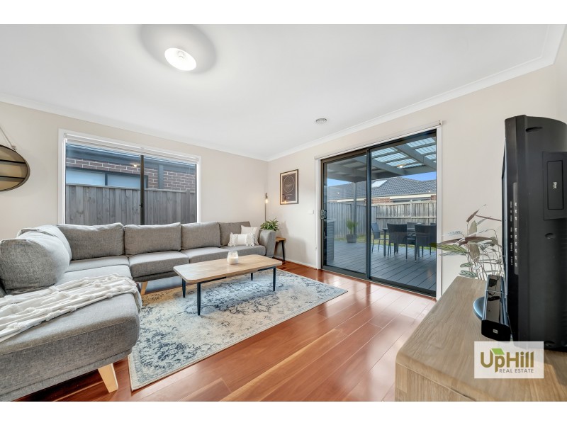 8 Loddon Place, Clyde North VIC 3978