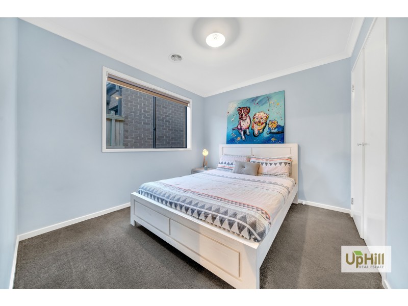 8 Loddon Place, Clyde North VIC 3978