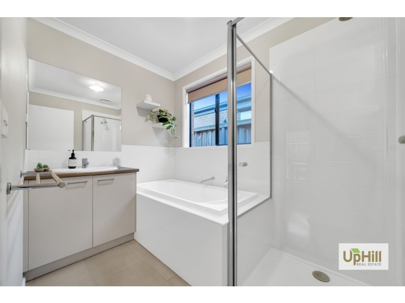 8 Loddon Place, Clyde North VIC 3978