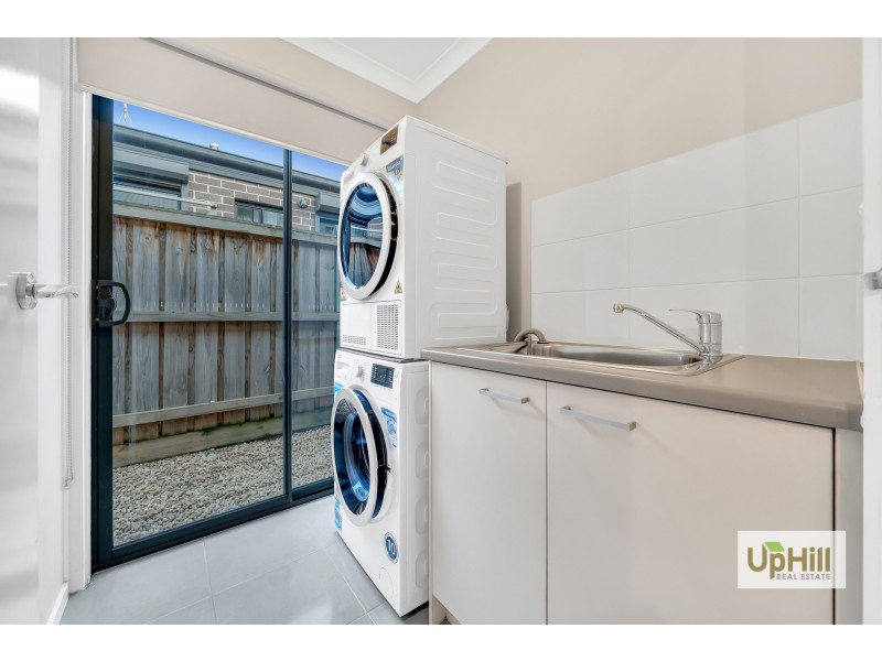 8 Loddon Place, Clyde North VIC 3978