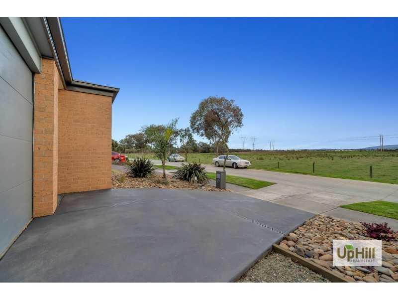 8 Loddon Place, Clyde North VIC 3978
