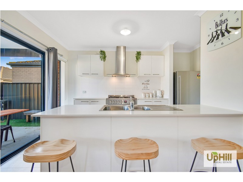 10 Cob Terrace, Clyde North VIC 3978