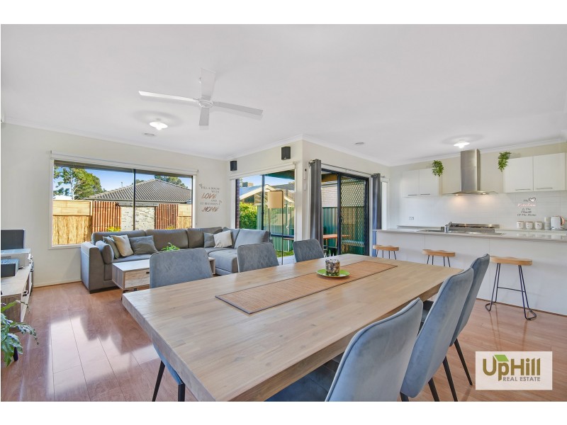 10 Cob Terrace, Clyde North VIC 3978