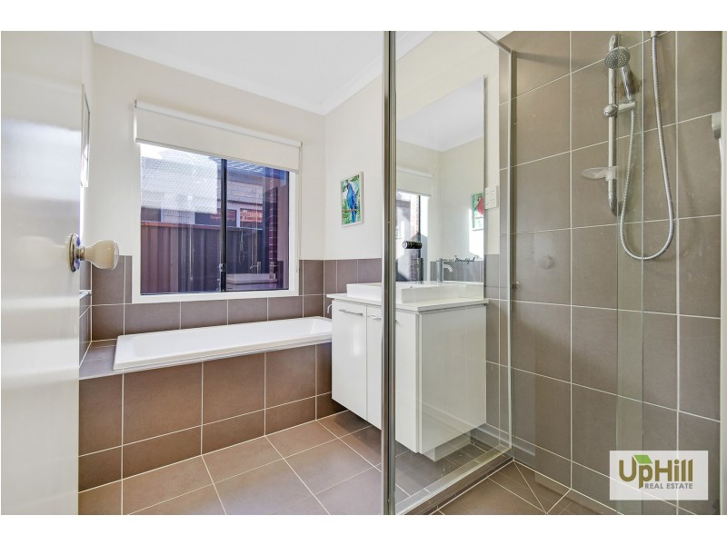10 Cob Terrace, Clyde North VIC 3978