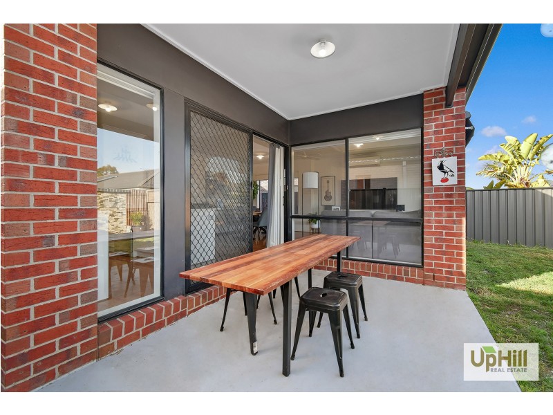 10 Cob Terrace, Clyde North VIC 3978