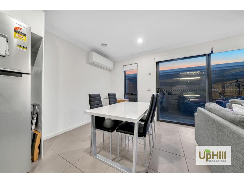 8 ST MARTIN WAY, Pakenham VIC 3810