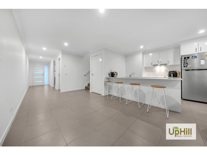 8 ST MARTIN WAY, Pakenham VIC 3810