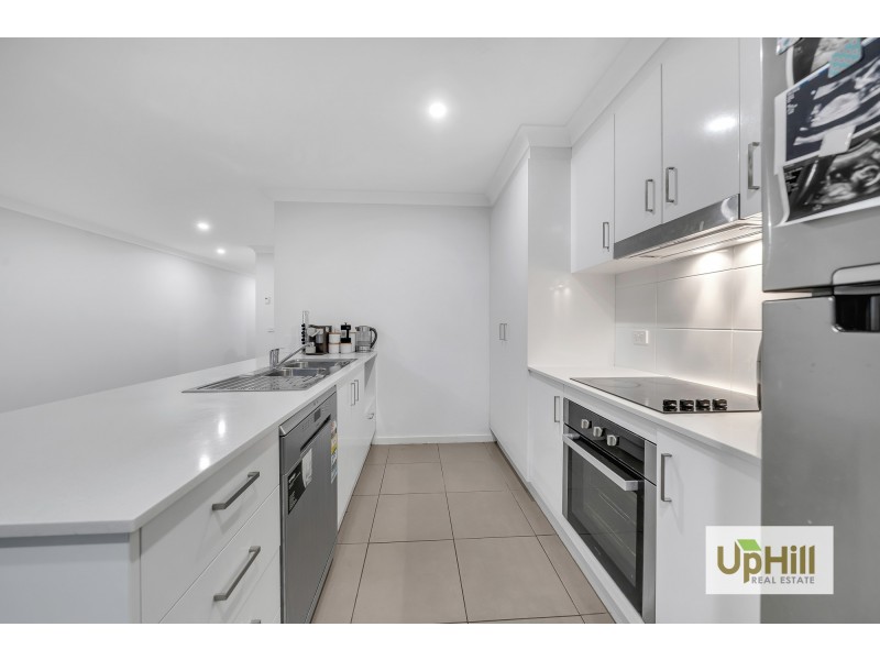 8 ST MARTIN WAY, Pakenham VIC 3810