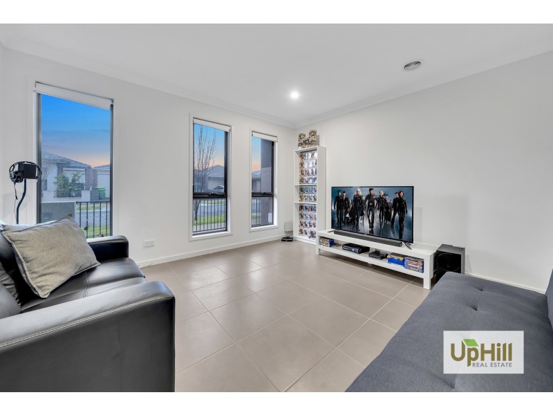 8 ST MARTIN WAY, Pakenham VIC 3810