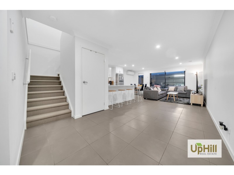 8 ST MARTIN WAY, Pakenham VIC 3810