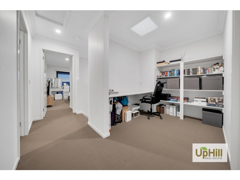 8 ST MARTIN WAY, Pakenham VIC 3810