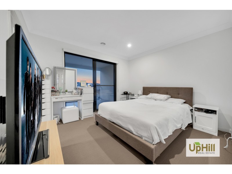 8 ST MARTIN WAY, Pakenham VIC 3810