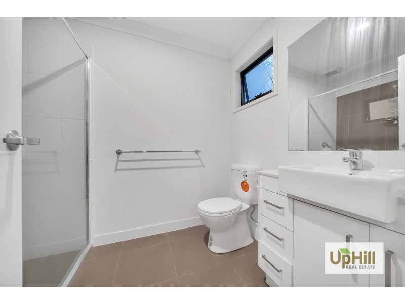 8 ST MARTIN WAY, Pakenham VIC 3810