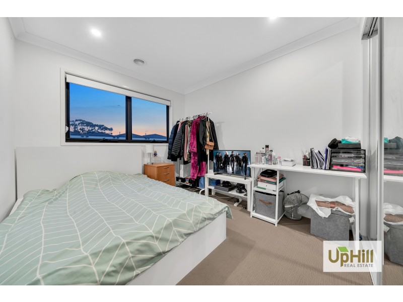 8 ST MARTIN WAY, Pakenham VIC 3810