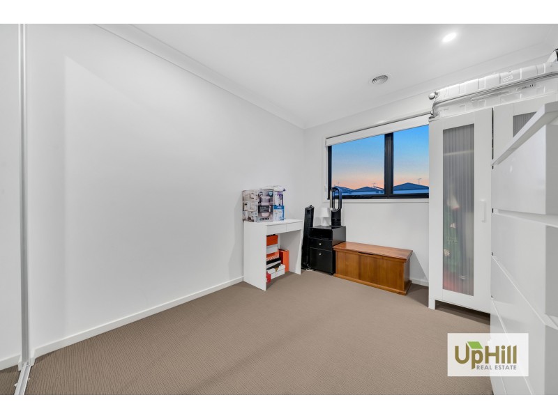 8 ST MARTIN WAY, Pakenham VIC 3810