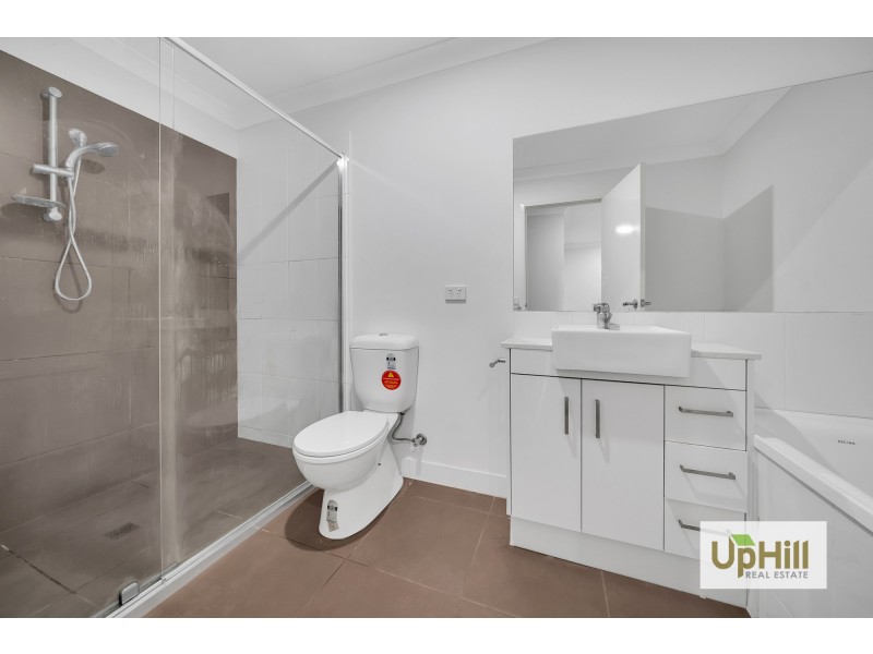 8 ST MARTIN WAY, Pakenham VIC 3810