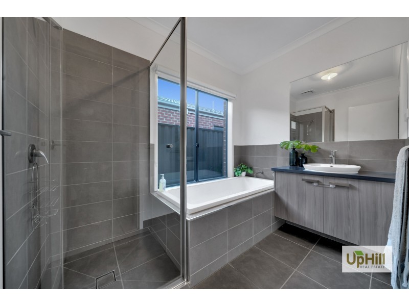 15 Marblelight Way, Clyde North VIC 3978
