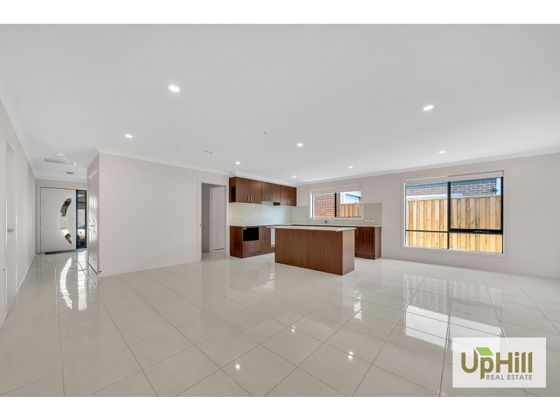 17 LANGSHAN ROAD, Clyde North VIC 3978